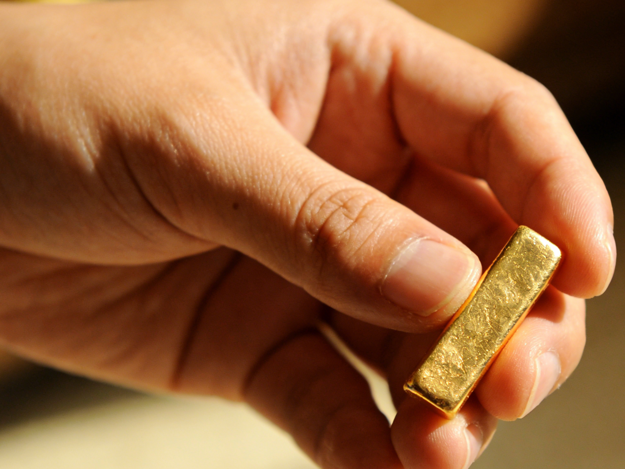 黄金单周暴涨超5%，连破三关刷新阶段新高